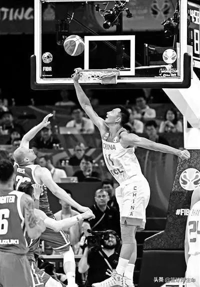 李楠最后时刻叫暂停的时候,周琦表示摊手无奈,他是不是也被李楠搞懵逼了?