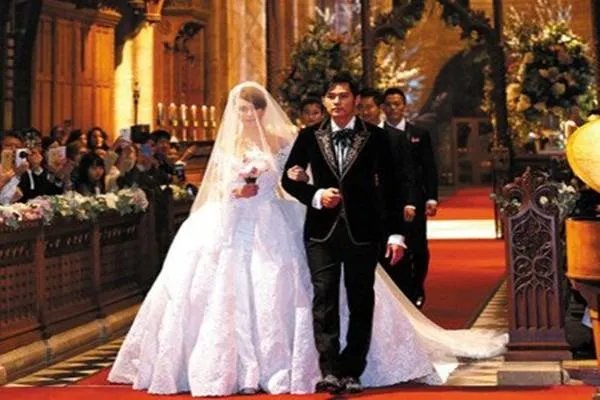 网友说周杰伦新歌水准不及蔡徐坤一半，这是不是豆瓣评分大跌的原因呢？