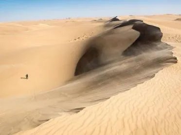 撒哈拉沙漠近日近40年一遇的大雪说明什么？