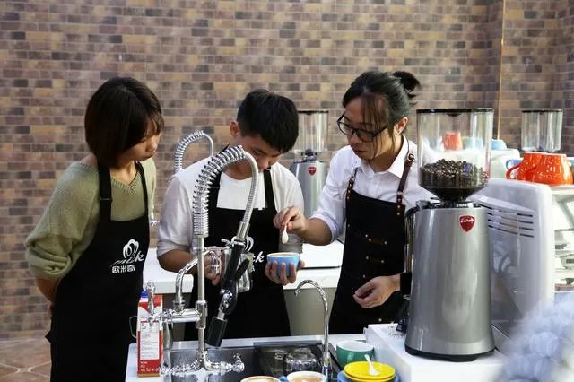 南京或者江苏省内那里有学调酒，饮品，咖啡类的学校？