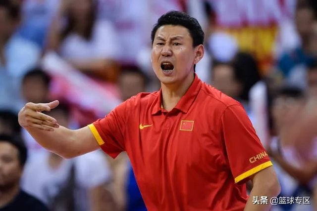 李楠最后时刻叫暂停的时候,周琦表示摊手无奈,他是不是也被李楠搞懵逼了?