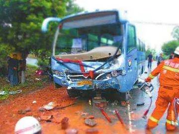 客车撞施工车致两死一伤，客车应该负责吗？