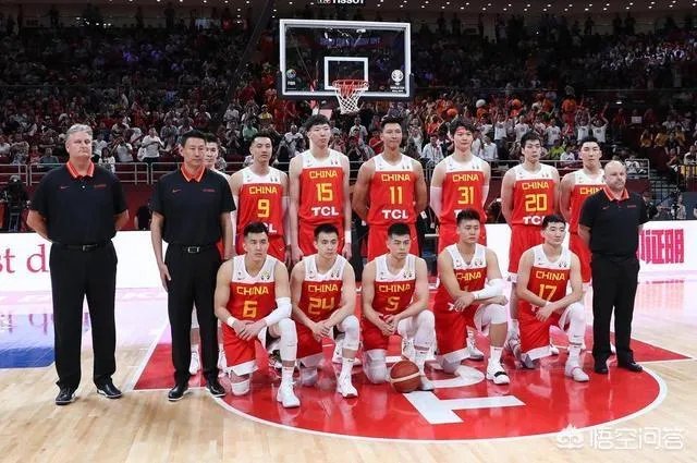 李楠最后时刻叫暂停的时候,周琦表示摊手无奈,他是不是也被李楠搞懵逼了?