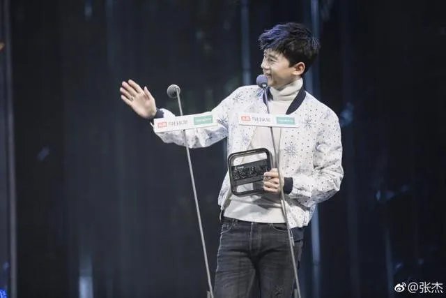 张杰获奖谢谢很辛苦的娜娜，隔空秀恩爱，他们的爱情你羡慕吗？