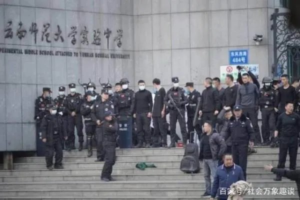 昆明击毙现场，警察向凶徒下跪，对此你有何感触？