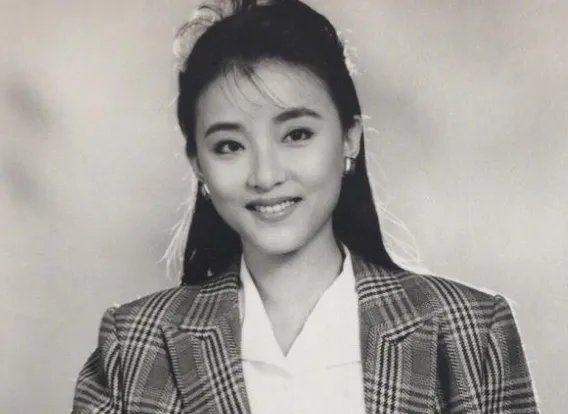 杨澜和老公罕见热吻：为何她离婚后没有选费翔，而是商人吴征？