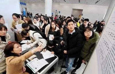 新华社评拼多多员工猝死，为什么现在的年轻人越来越累？