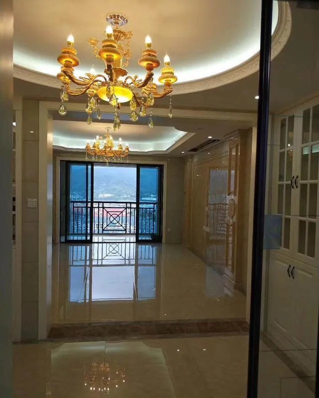 三明新房交给老婆装修，回来看到全屋都是瓷砖