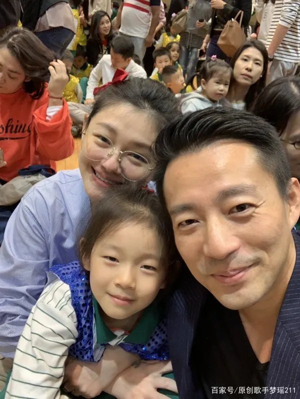 大S汪小菲合体参加女儿毕业典礼,女儿为何越来越像爸爸