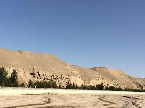 敦煌莫高窟因强沙尘暂停开放，蒙上了黄沙的敦煌又是怎样一副景象？