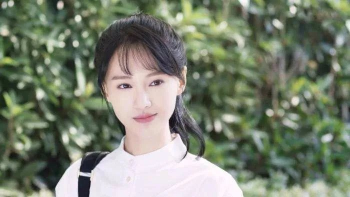 在每年的演员颁奖的典礼之上，郑爽有没有正式的红毯礼服照？