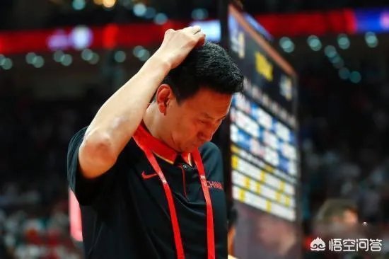 李楠最后时刻叫暂停的时候,周琦表示摊手无奈,他是不是也被李楠搞懵逼了?