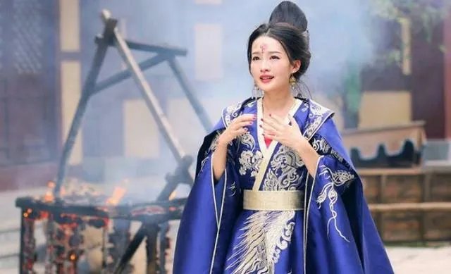 为什么《楚乔传》中，淳儿出嫁的衣服是蓝色的？