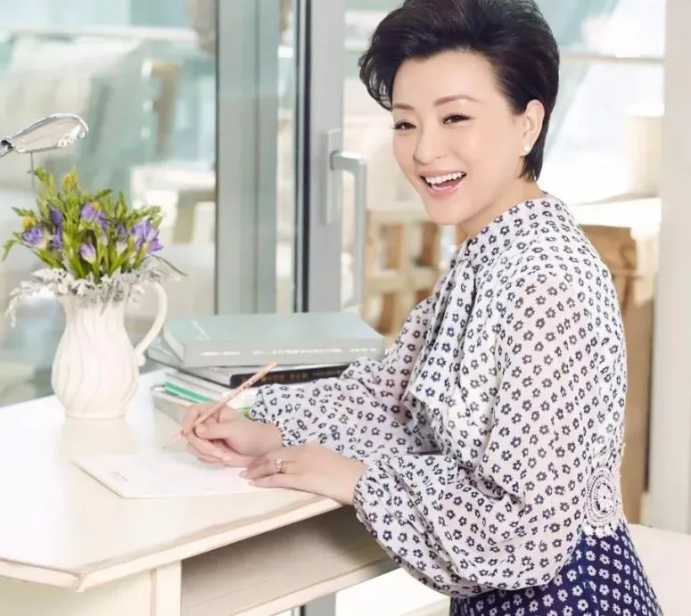 杨澜和老公罕见热吻：为何她离婚后没有选费翔，而是商人吴征？