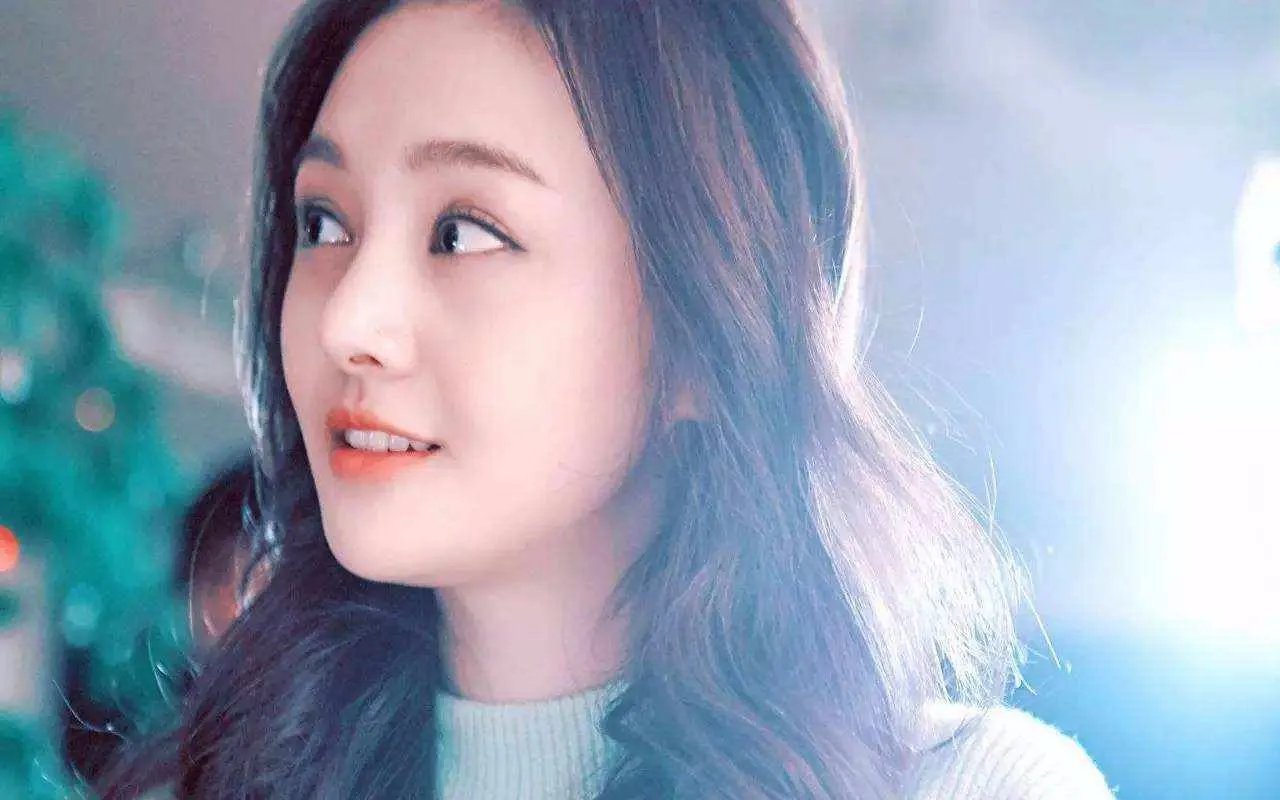 在每年的演员颁奖的典礼之上，郑爽有没有正式的红毯礼服照？