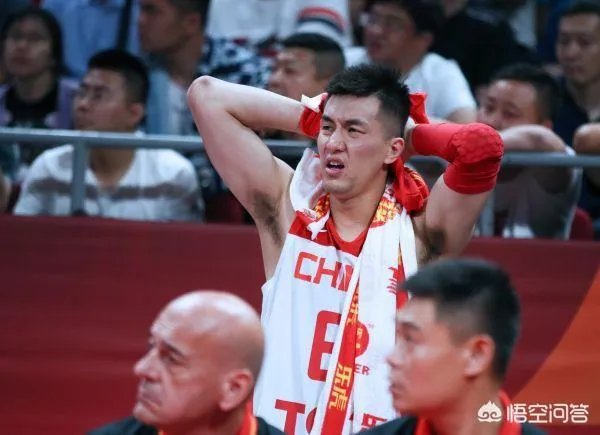 李楠最后时刻叫暂停的时候,周琦表示摊手无奈,他是不是也被李楠搞懵逼了?