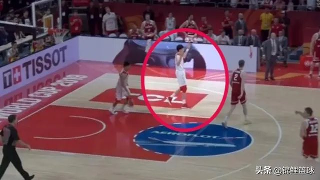 李楠最后时刻叫暂停的时候,周琦表示摊手无奈,他是不是也被李楠搞懵逼了?