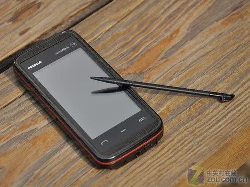 主打中端市场:诺基亚5530XM