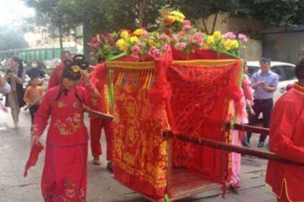 新郎接亲被20多个横幅威胁，如果是你你会怎么办呢？