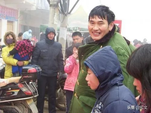 大衣哥家门被踹、村民借钱不还，他为什么还不离开农村？