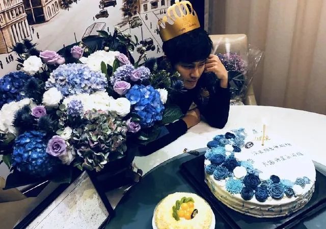 钟汉良晒生日蛋糕“艾特”何炅，为啥何老师的微博沦陷了？