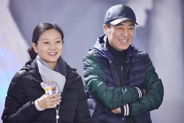 张艺谋的妻女去探班，陈婷打扮的很年轻，你羡慕张艺谋夫妻两人的爱情吗