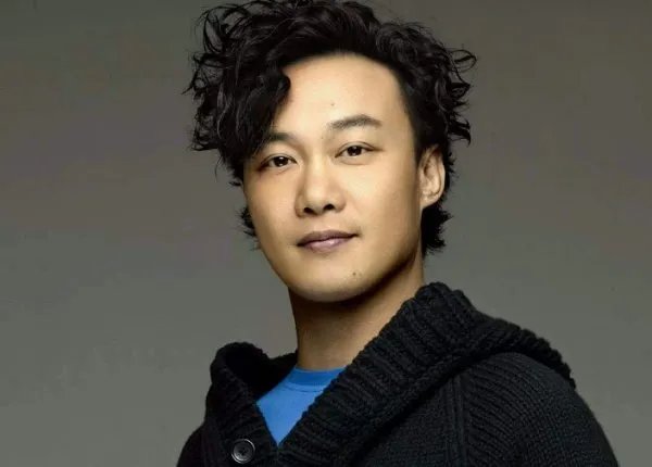 对于陈奕迅称很久没有收入了一事，你怎么看？