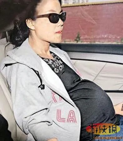 李小璐喂奶照引疯传 盘点选择母乳喂养的女星