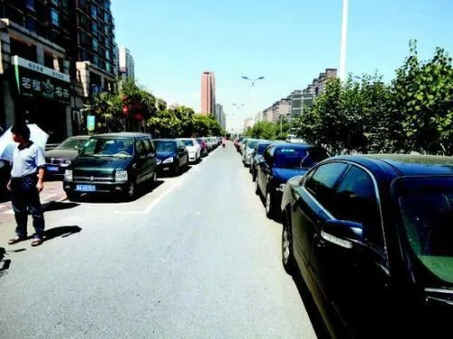 小区内乱停车谁来管