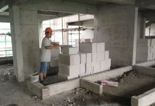 加气块可以直接砌在地面上吗