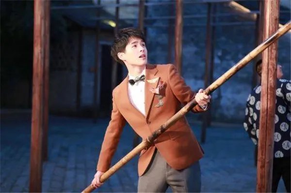 刘昊然家庭背景惊人父母是做什么的 刘昊然有个亲生姐姐照片曝光