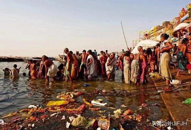 印度恒河水葬,新冠尸体也不例外,河内的鱼能吃吗?