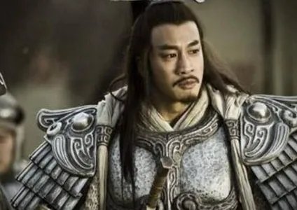 范增与项羽的关系如何？范增为其提供了哪些帮助？