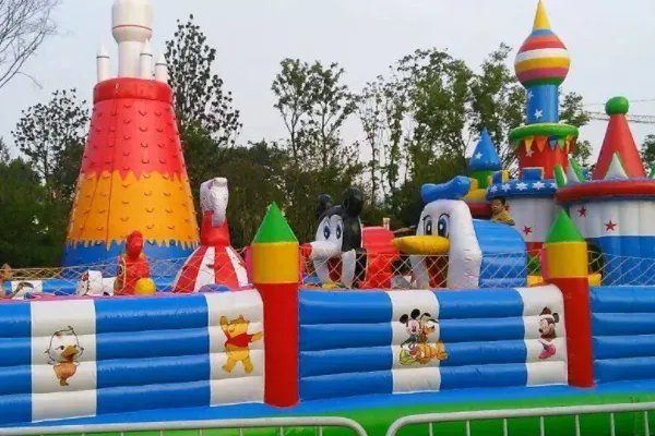 湖北一景区外充气城堡被风掀翻，是否有造成了人员伤亡情况？