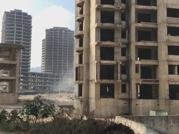 云南昆明,七年烂尾楼被爆破拆除,那些买了房子的人该咋办?