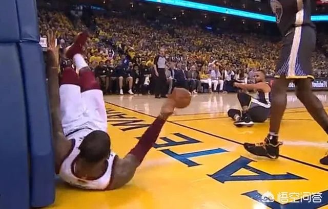 总决赛G2,明明是库里阻挡詹姆斯犯规，为什么裁判给了泰伦卢技术犯规？