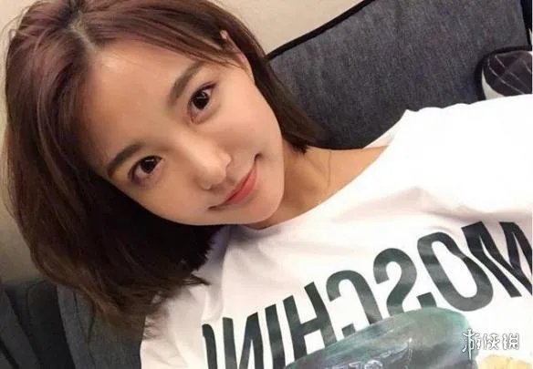 王思聪新欢张小蒙遭扒 有颜任性晒素颜照大秀厨艺！