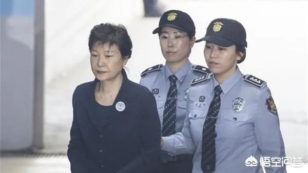 你觉得朴槿惠的执政风格到底是软弱，还是强硬？为什么？