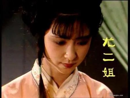 贾母为何戴眼镜细瞧尤二姐？