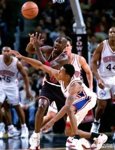 如果第一个三连冠时期的迈克尔乔丹单挑巅峰艾弗森，会是什么样的情形？