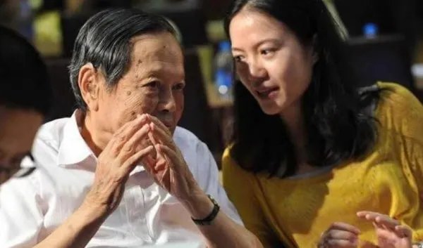 翁帆为杨振宁产下一子？ 喜得贵子只是谣言而已