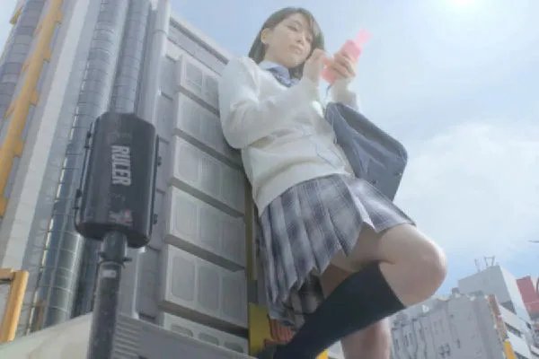 “东京女巨人”摄影作品 女巨人翘臀不惧泄露春光