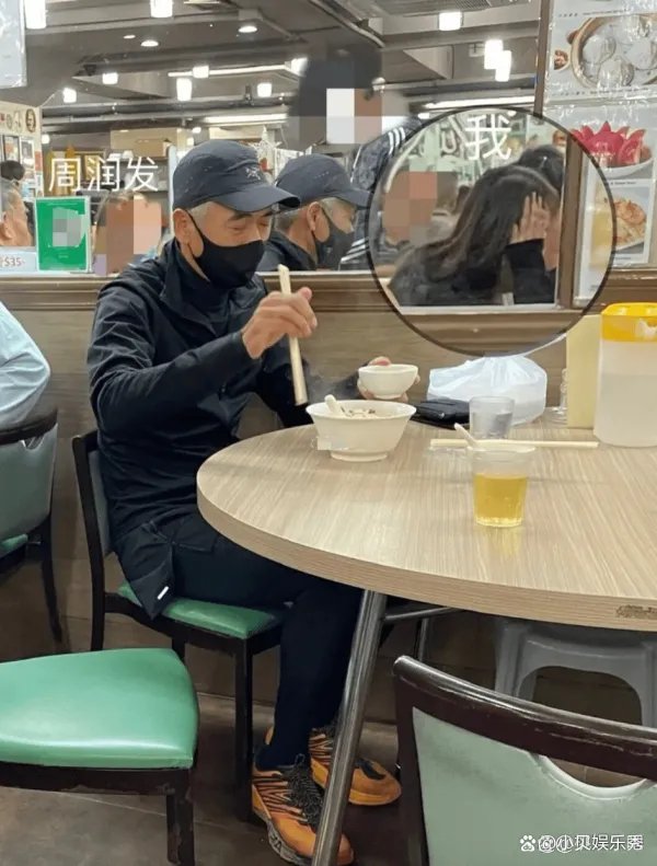 周润发街边小店用餐，满头白发难掩帅气，你对她最初的印象是什么？