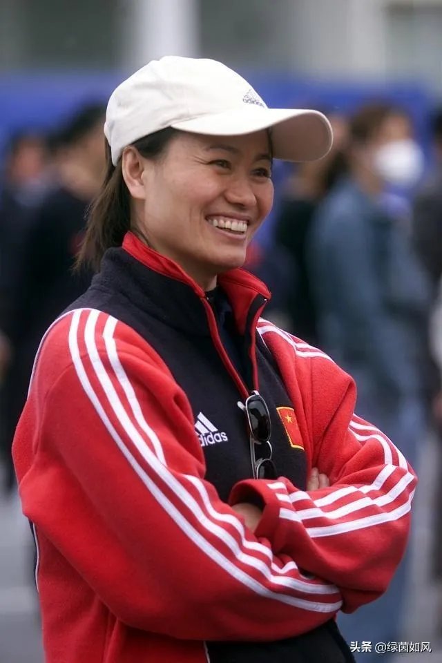 支付宝赞助中国女足发布会上，站在女足队员中间的蓝衣女士是谁？为什么可以站在C位？