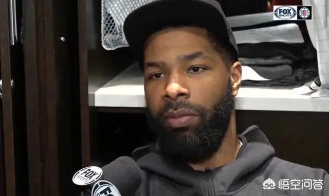 莫里斯抵达快船更衣室被记者围堵，小卡主动上前跟他打招呼，对此你怎么看？