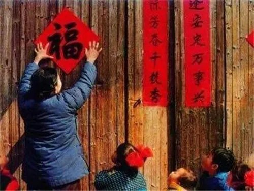 贴对联的讲究有哪些  对联你贴对了吗