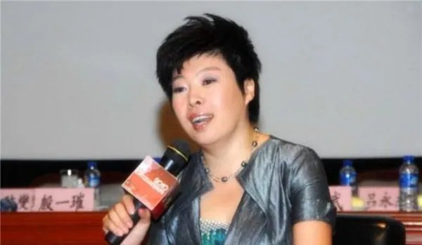 被轰下台的于丹，在跌落神坛后过得咋样了？