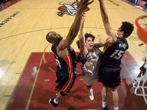 当年奥尼尔被巴特尔单手拽倒在地,两个人为什么没有起冲突?