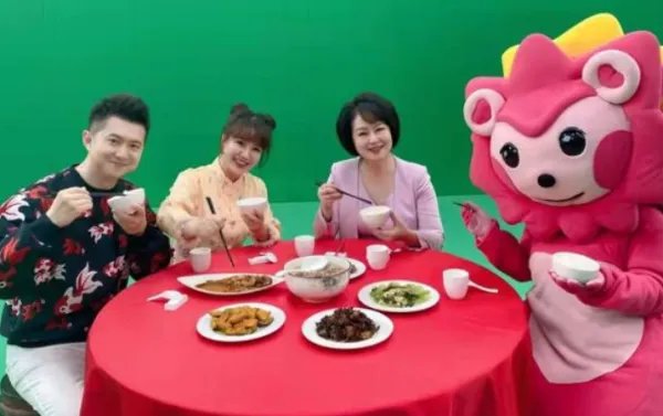 56岁鞠萍姐姐与同事吃饭近况放出，现在的鞠萍姐姐和年轻时期有什么不同？