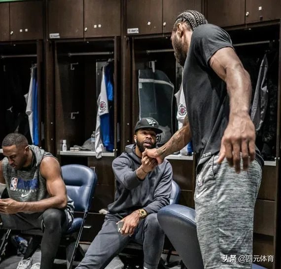 莫里斯抵达快船更衣室被记者围堵，小卡主动上前跟他打招呼，对此你怎么看？